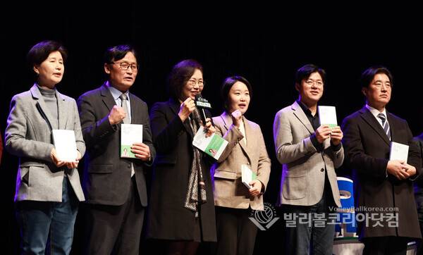 17일 경기아트센터에서 열린 유은혜 전 사회부총리 겸 교육부 장관의 저서 『숨 쉬는 학교』 출판기념회에서 참석한 민주당 의원들이 축사를 하고 있다.2026.1.19.【발리볼코리아닷컴(수원)=김경수 기자】