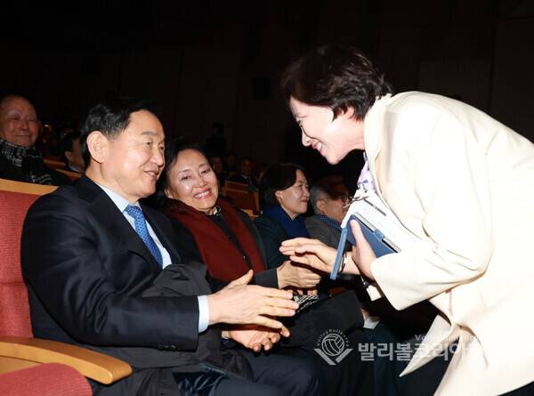 17일 경기아트센터에서 열린 유은혜 전 사회부총리 겸 교육부 장관의 저서 『숨 쉬는 학교』 출판기념회에서 참석한 김상곤 전 경기도교육감과 인사를 하고 있다.2026.1.19.【발리볼코리아닷컴(수원)=김경수 기자】