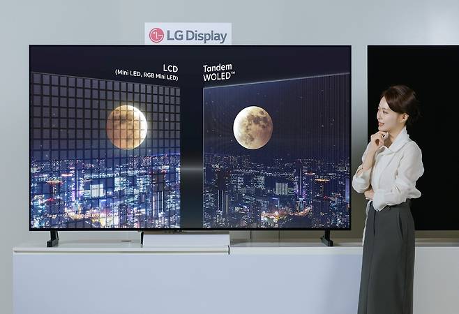 OLED TV 패널과 LCD TV 패널 [LG디스플레이 제공. 재판매 및 DB 금지]