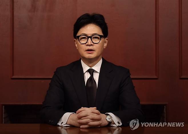 한동훈 '당게' 논란 공식 사과 (서울=연합뉴스) 국민의힘 한동훈 전 대표가 지난 18일 페이스북에 자신에 대한 당의 징계 추진과 관련한 입장을 밝히는 영상을 올렸다. 한 전 대표는 "상황이 여기까지 오게 된 것에 대해서 국민 여러분과 당원들께 걱정을 끼쳐드린 점에 대해 당을 이끌던 책임 있는 정치인으로서 송구한 마음"이라고 밝혔다. 2026.1.19 [한동훈 페이스북 영상 캡처. 재판매 및 DB금지] photo@yna.co.kr