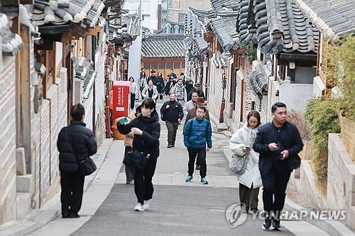 북촌 한옥마을 관광하는 외국인 [연합뉴스 자료사진]