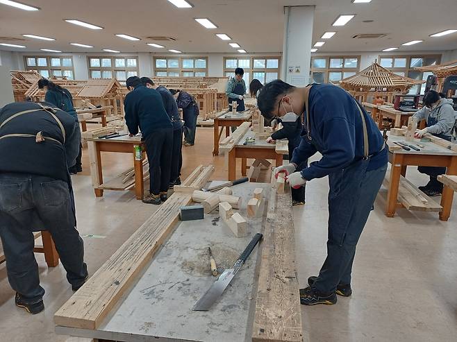 전북대 고창캠퍼스 한옥 건축 실습장에서 실습 중인 학생들 [촬영 홍국기]