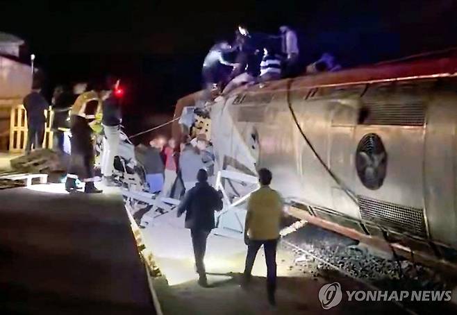 스페인 열차 충돌 현장에서 진행 중인 구조 작업 [AFP 연합뉴스. 재판매 및 DB 금지]