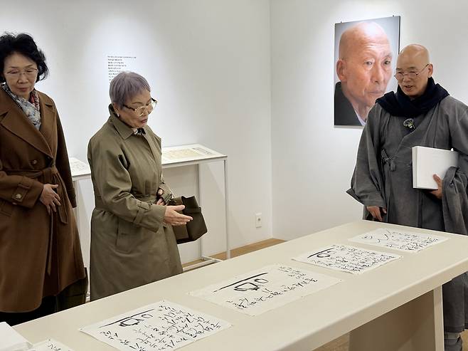 '우리 곁에 법정스님 - 붓장난' 전시 (서울=연합뉴스) 고미혜 기자 = 사단법인 맑고향기롭게가 19일 서울 성북구 스페이스 수퍼노말에서 연 '우리 곁에 법정스님 - 붓장난' 기획전에서 길상사 주지 덕조스님(오른쪽)과 신자들이 법정스님의 글씨를 감상하고 있다. 2026.1.19.