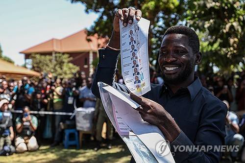 우간다 야당 대선후보 보비 와인  (캄팔라 EPA=연합뉴스) 2026년 1월 15일 대통령선거에서 투표하는 우간다 야당 대선후보 보비 와인.  (EPA/DANIEL IRUNGU) 2026.1.19.