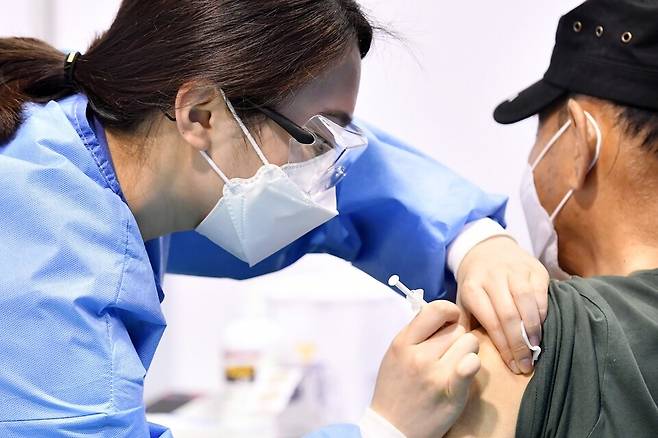 ▲&nbsp;수원시에서 한 어르신이 접종을 받는 장면. / 사진제공=수원특례시