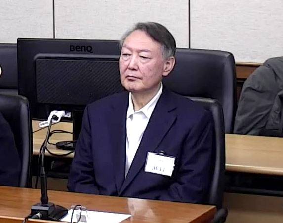 윤석열 전 대통령이 16일 서울 서초구 서울중앙지방법원에서 열린 특수공무집행방해, 범인도피교사, 직권남용 권리행사방해 혐의 등 사건에 대한 1심 선고 공판에 출석해 피고인석에 앉아 있다.윤 전 대통령은 이날 징역 5년을 선고받았다. 2026.1.16 [사진=연합뉴스]