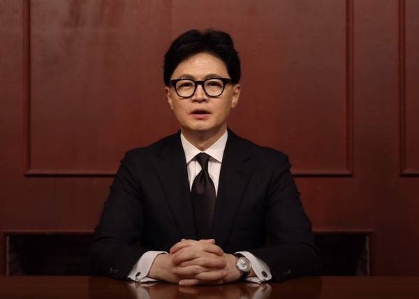 국민의힘 한동훈 전 대표가 지난 18일 페이스북에 자신에 대한 당의 징계 추진과 관련한 입장을 밝히는 영상을 올렸다. 한 전 대표는 "상황이 여기까지 오게 된 것에 대해서 국민 여러분과 당원들께 걱정을 끼쳐드린 점에 대해 당을 이끌던 책임 있는 정치인으로서 송구한 마음"이라고 밝혔다. 2026.1.19 [사진=연합뉴스]