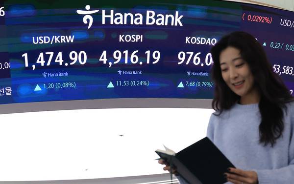 20일 서울 중구 하나은행 본점에서 직원이 증시 및 환율 전광판 앞을 지나고 있다. 이날&nbsp;코스피가 20일 장 초반 4,900대에서 강보합세를 보이고 있다. 오전 9시 2분 현재&nbsp;코스피는 전장보다 4.62포인트(0.09%) 오른 4,909.28이다. 2026.1.20 [사진=연합뉴스]