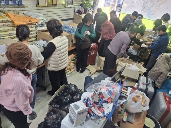 ▲ 청주시자연환경보전협의회원들이 사무실에서 필리핀 현지인들에게 전달한 생활용품을 정리하고 있다.