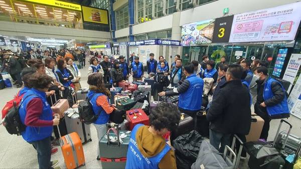▲ 김진영 회장이 출국 전 청주공항에서 주의사항을 당부하고 있다.