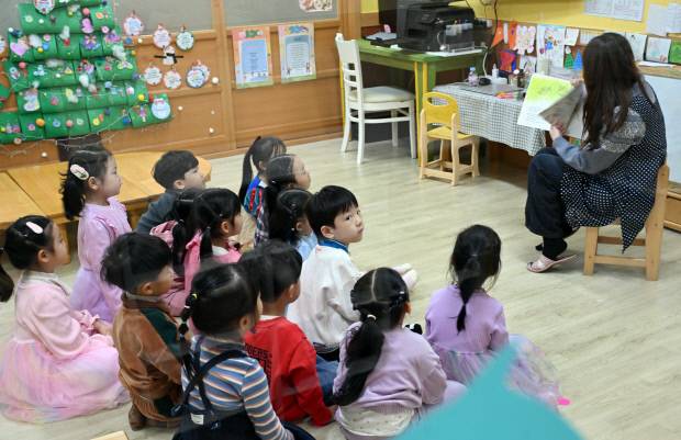 최근 광주시 북구청어린이집에서 교사가 아이들에게 그림책을 읽어주고 있다. /나명주 기자 mjna@