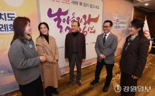 14일 춘천베어스호텔에서 열린 2026 강원특별자치도 문화예술인신년교례회 행사 및 강원일보 신춘문예 시상식에서 수상자들이 이야기를 나누고 있다. 왼쪽부터 동화부문 황명숙 당선자, 단편소설부문 오혜 당선자, 시부문 배종영 당선자, 희곡부문 전윤수 당선자,동시부문 박양미 당선자. 박승선기자