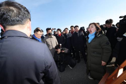 ◇20일 무안국제공항에서 열린 12·29 여객기 참사 진상규명을 위한 국정조사특별위원회 현장조사에서 유가족들이 국토부 관계자들에게 항의하고 있다. 연합뉴스