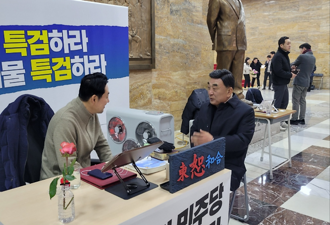 김두겸 울산시장이 20일 더불어민주당에 통일교·공천헌금 '쌍특검' 수용을 요구하며 국회 로텐더홀에서 엿새째 단식 농성 중인 국민의힘 장동혁 대표를 방문, 대화를 나누고 있다. 백주희 기자
