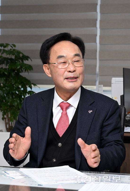 ▲ 오세곤 울주복지재단 대표이사가 울주복지재단의 운영방향에 대해 설명하고 있다. 김경우기자 woo@ksilbo.co.kr