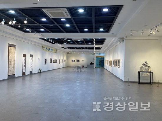 ▲ 지난해 울산문화예술회관이 개관 30주년을 맞아 선보였던 '우리 사는 땅 울산展' 전시장 전경.