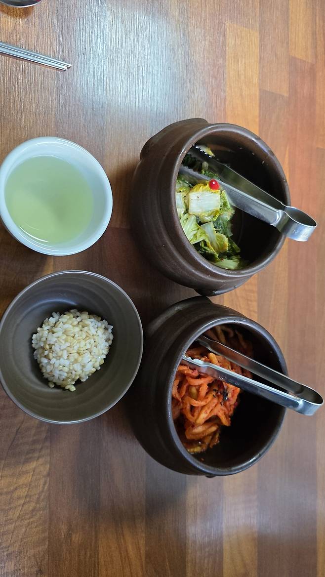 식전 보리밥과 김치
