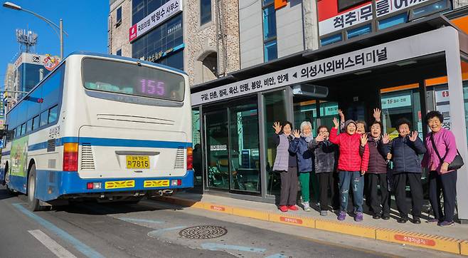 ▲ 의성읍 의성시외버스터미널 앞에서 농어촌버스 무료승차 정책 시행 이후 지역 어르신들이 농어촌버스와 시외버스 환승 공간에서 버스를 기다리며 손을 들어 인사하고 있다. 의성군 제공