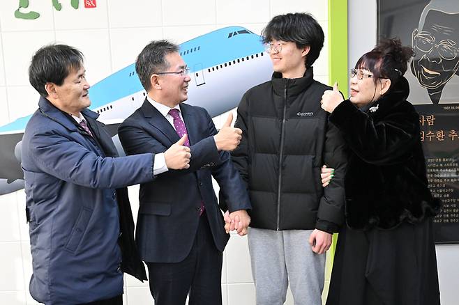 ▲ 2026학년도 순천향대학교 의과대학에 합격한 김병현(왼쪽 3번째) 군위고 3학년 학생이 2일 가족과 함께 군위군청을 방문해 김진열(왼쪽 2번째) 군위군수로부터 축하를 받고 있다. 군위군