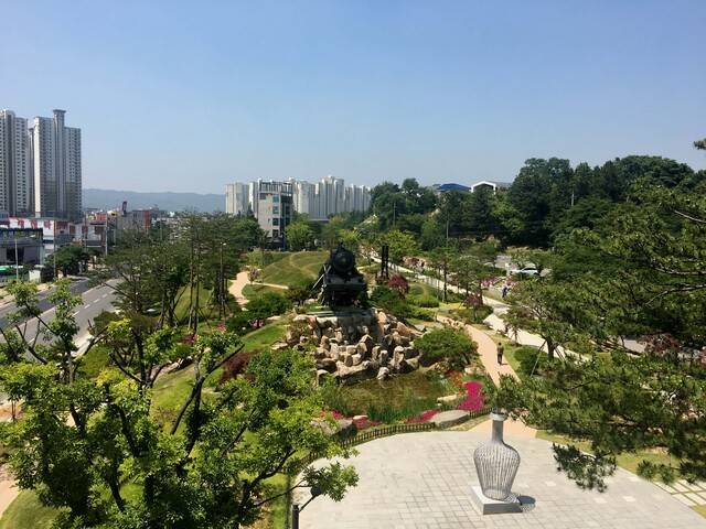 KTX포항역 이전으로 폐철도 부지가 숲길로 변모한 포항 철길숲. 포항시 제공