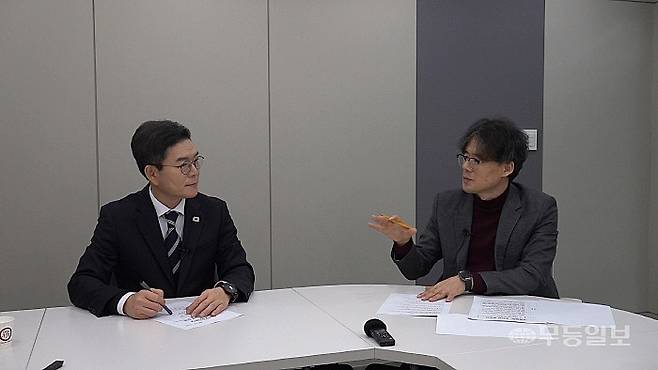 정원오 서울 성동구청장이 지난 16일 무등일보 커뮤니케이션룸에서 유지호 무등일보 취재1본부장과 인터뷰를 진행하고 있다.