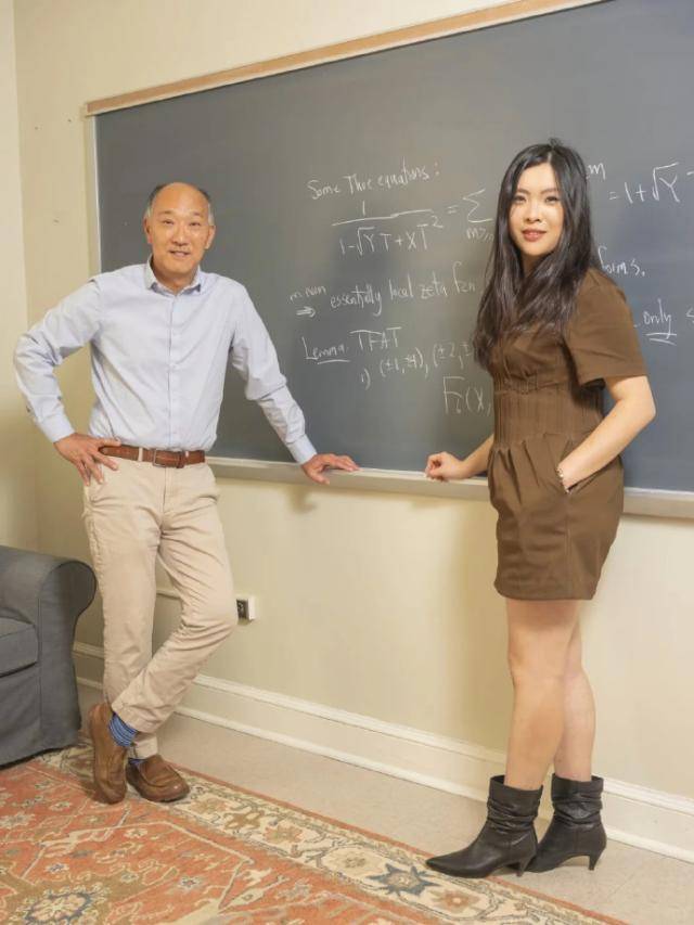 켄 오노 미국 버지니아대 교수(왼쪽)과 훙러퉁 엑시옴 매스 창업자. [사진=웨이보]