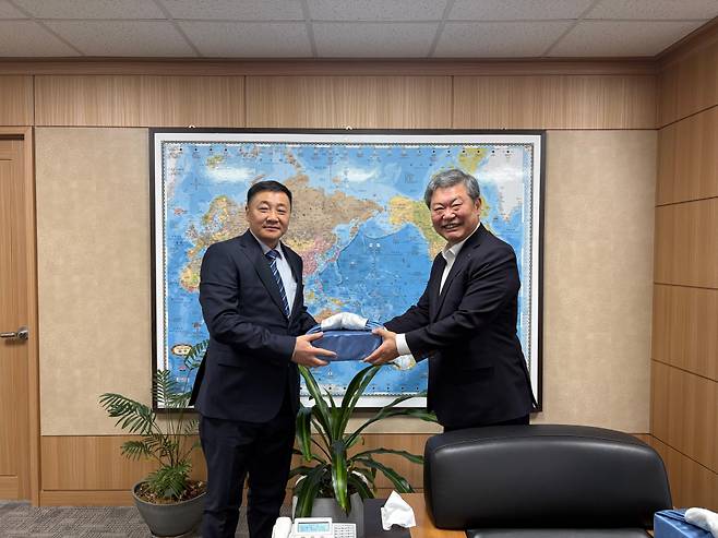 &nbsp;울지바트 몰롬잼츠 몽골 의무보험협회 협회장(왼쪽)과 허창언 보험개발원 원장이 20일 서울시 영등포구 보험개발원 본사에서 기념 촬영하고 있다. 사진=보험개발원)