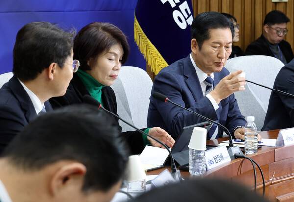 더불어민주당 정청래 대표가 20일 서울 여의도 국회에서 열린 공소청법·중대범죄수사청법 공청회에서 물을 마시고 있다. 2026.1.20. 연합뉴스