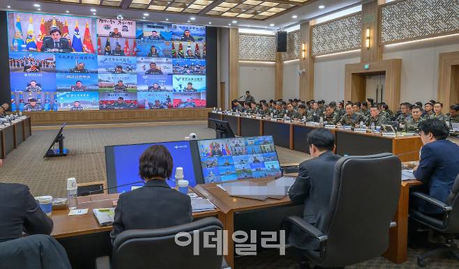 안규백 국방부장관이 19일 계룡대에서 핵심 국방정책 추진을 위한 준비상태 점검하며 육ㆍ해ㆍ공군 및 해병대의 업무보고를 받고 있다. (사진=국방부)