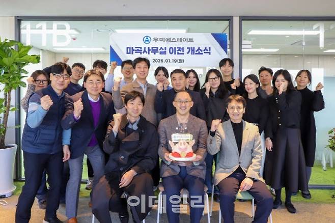 우미에스테이트 마곡 신사옥 이전 개소식에서 김정훈 신임 대표(앞줄 가운데)와 임직원들이 기념촬영을 하고 있다. (사진=우미건설)