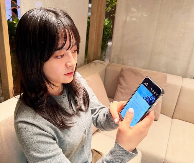 계약고객 통합서비스 ‘My 자이’를 시연하는 모습.(사진=GS건설)
