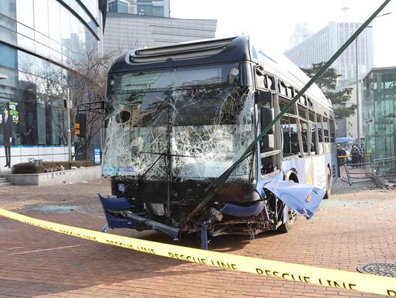 지난 16일 오후 서울 서대문역 사거리에서 인도로 돌진해 건물과 충돌한 버스가 견인되고 있다. 〈사진=연합뉴스〉