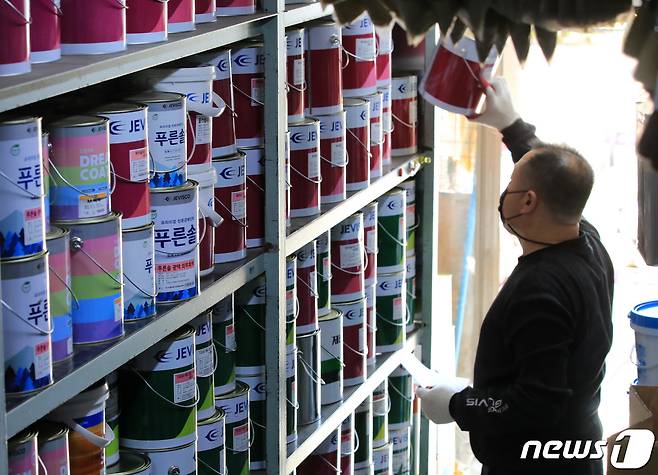 서울의 한 페인트 판매 대리점에서 관계자가 물품을 정리하고 있다. 2022.4.7/뉴스1 ⓒ News1 구윤성 기자