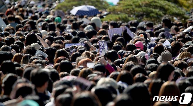 2030 부산세계박람회 유치를 기원하는 방탄소년단(BTS) 콘서트 '옛 투 컴 인 부산'(Yet To Come in Busan)이 열리는 15일 부산 연제구 아시아드주경기장에 공연을 보러온 아미들로 북적이고 있다. 2022.10.15/뉴스1 ⓒ News1 김영훈 기자