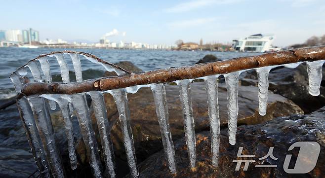 영하권의 낮 기온을 보인 19일 서울 영등포구 한강변에 고드름이 열려 있다. 2026.1.19/뉴스1 ⓒ News1 김명섭 기자
