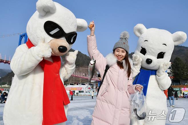 지난 17일 축제장을 찾은 동남아시아 관광객들이 산천어축제 프로그램을 즐기고 있다.(화천군 제공, 재판매 및 DB금지)