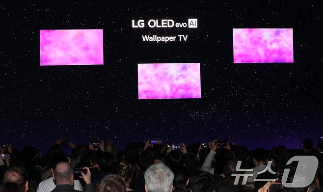 5일(현지시간) 미국 네바다주 라스베이거스 만달레이베이 호텔에서 열린 CES 2026 'LG전자 미디어컨퍼런스'에서 9㎜대 두께를 구현한 무선 월페이퍼 TV가 공개되고 있다. 2026.1.6/뉴스1 ⓒ News1 황기선 기자