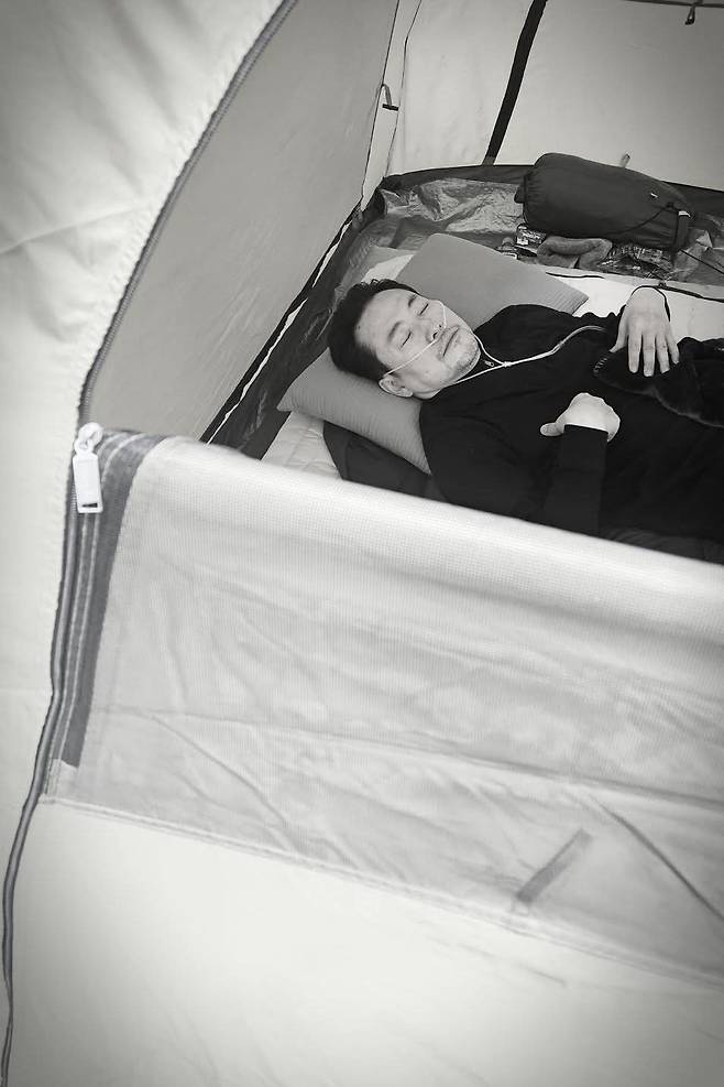 김민수 국민의힘 최고위원이 20일 페이스북에 올린 산소발생기를 착용한 장동혁 대표 모습. (페이스북 갈무리)