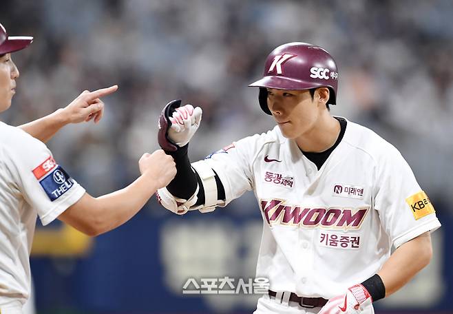 키움 이주형이 10일 서울 고척스카이돔에서 열린 2024 KBO리그 두산과 경기 2회말 1사 2-3루 상황에서 두산 선발 발라조빅을 상대로 2타점 적시타를 친 뒤 문찬종 코치와 하이파이브를 하고 있다. 고척 | 박진업 기자 upandup@sportsseoul.com