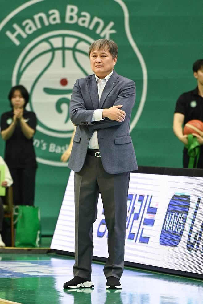 하나은행 이상범 감독이 21일 부천체육관에서 열린 BNK금융 2025~2026 여자프로농구 정규리그 우리은행과 경기에서 선수들의 플레이를 지켜보고 있다. 사진 | WKBL