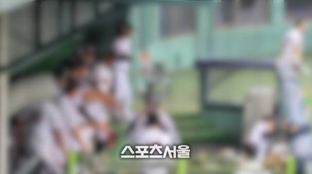 한 고교야구 선수들이 득점 후 기뻐하고 있다. 사진 | 스포츠서울 DB