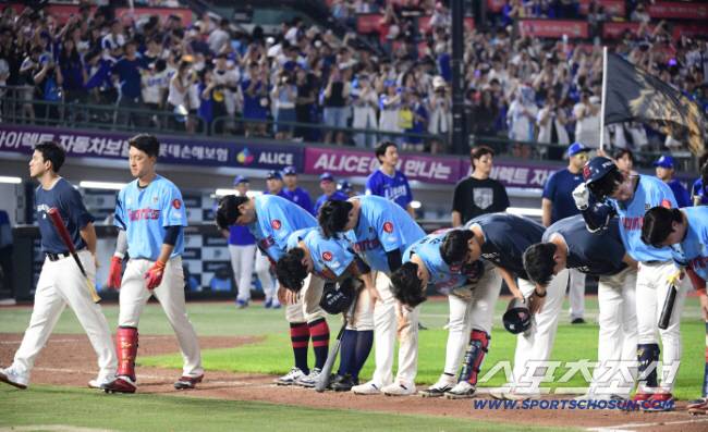 16일 부산 사직구장에서 열린 롯데와 삼성의 경기. 삼성이 롯데에 이틀 연속 승리했다. 경기 종료 후 그라운드를 나서는 롯데 선수들. 부산=송정헌 기자songs@sportschosun.com/2025.08.16/