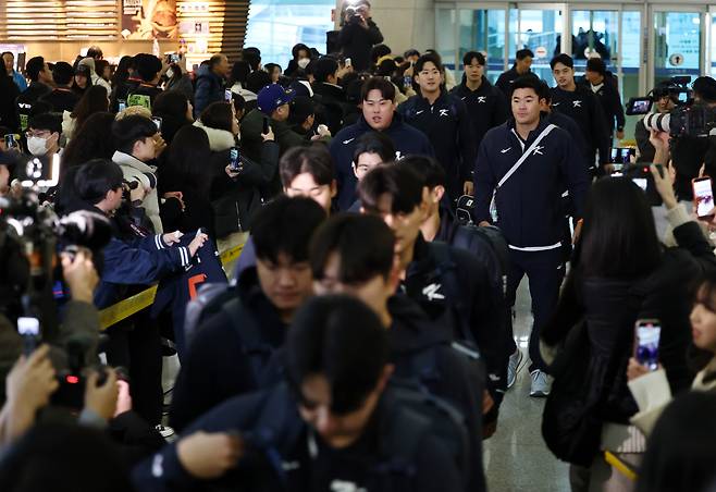 9일 인천국제공항 1터미널에서 한국 야구대표팀이 월드베이스볼클래식(WBC) 1차 캠프지인 사이판으로 출국하고 있다. 연합뉴스