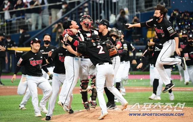 2021년 한국시리즈 우승 직후 환호하는 KT 선수들. 그 중심에 장성우가 있다. 스포츠조선DB