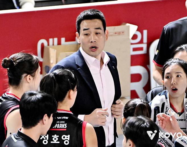 고희진 정관장 감독은 13일 페퍼저축은행전에서 최악의 경기 내용을 인정하고 사과했다. 사진제공=KOVO