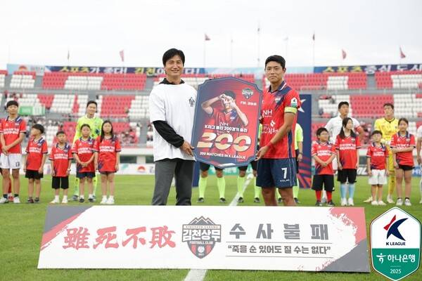 김천 상무에서 함께하고 전북 현대에서 재회한 정정용 감독(왼쪽)과 김승섭. ⓒ프로축구연맹