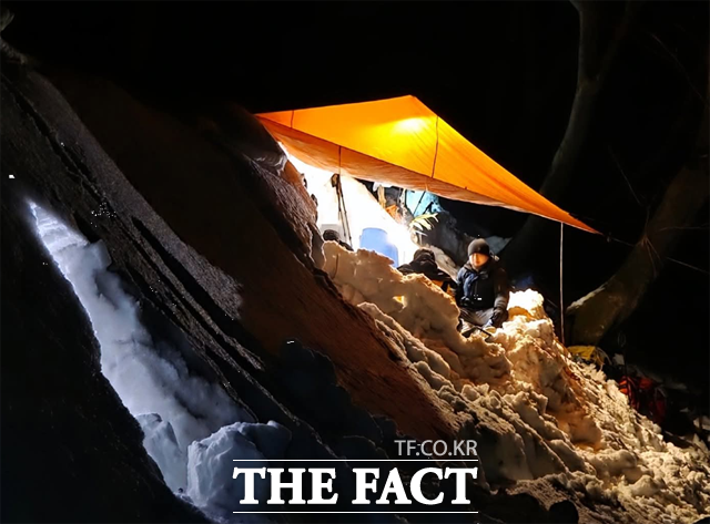 구조대원들이 설동체험을 하고 있다. /울릉군 산악구조대