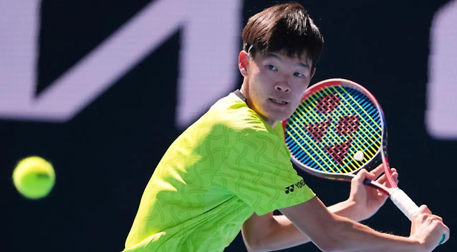 컬럼비아대학 심리학과 졸업반 학생으로 호주오픈 2회전에 진출한 마이클 정. 그의 주무기는 백핸드다. 테니스365 홈페이지