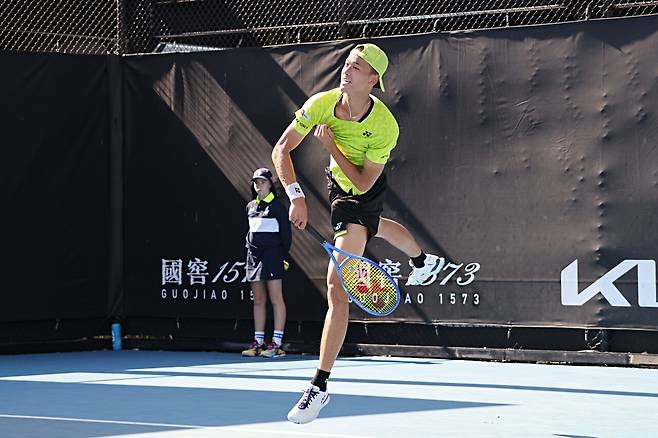 사카모토가 190cm가 넘는 큰 키를 바탕으로 강서브를 넣었지만 호다르의 리턴에 막히고 말았다.